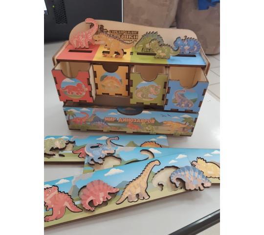 Фото 2 Развивающая игрушка Большой комодик «Мир динозавров» – понравится каждому малышу!  Комодик содержит 4 плашки и 16 фигурок диноз 2019