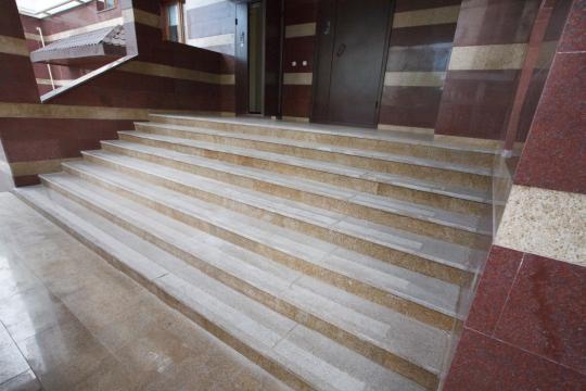 Фото 2 Гранитные ступени и лестницы из мрамора 2014