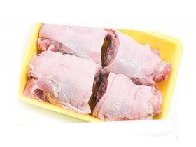 Охлажденное куриное мясо на подложке
