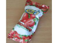 Мороженое пломбир в вафельном стаканчике