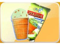 Мороженое пломбир в вафельном стаканчике
