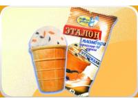 Мороженое пломбир в вафельном стаканчике