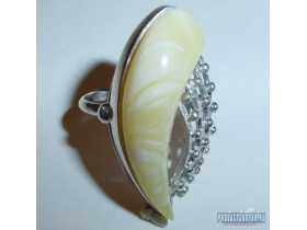 Серебрянное кольцо с белым янтарём в виде полумесяца