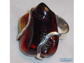 Серебрянное  кольцо с темно бордовым янтарём