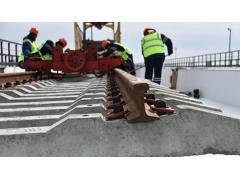 На Крымском мосту уложили половину рельсов На Крымском мосту уложили половину рельсов