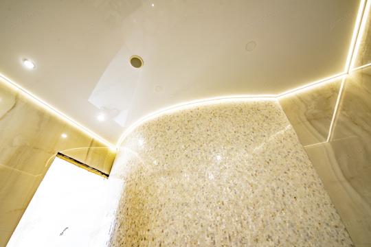 Фото 2 Глянцевый потолок с подсветкой в ванной 2019