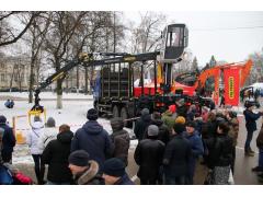 Псковский завод мобильной грузоподъемной техники представил новые гидроманипуляторы для леса Псковский завод мобильной грузоподъемной техники представил новые гидроманипуляторы для леса