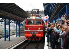 Первый поезд прибыл в Севастополь точно по расписанию Первый поезд прибыл в Севастополь точно по расписанию