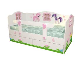 Детские кровати с красочным объёмным декором.