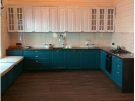 Кухонный гарнитур c синими фасадами.