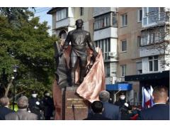 В Симферополе открыли памятник Амет-Хану Султану В Симферополе открыли памятник Амет-Хану Султану