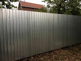 Забор из профнастила с оцинкованным покрытием