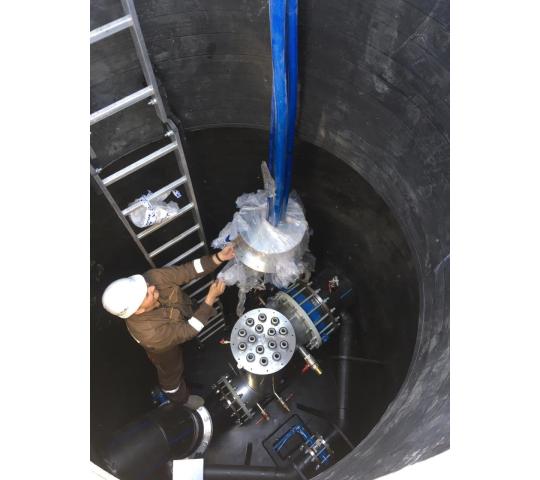 Фото 2 Монтаж установки УФ-обеззараживания сточных вода с категорией защиты камеры IP68.