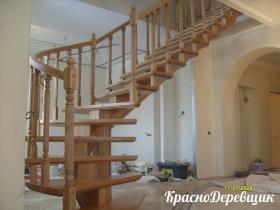 Лестница из цельноламельной древесины