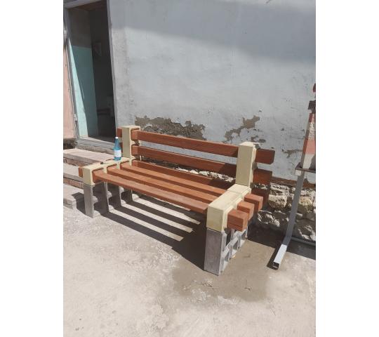 Оригинальная садовая скамейка из бруса и шлакоблоков для улицы