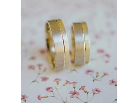 Обручальное кольцо из белого и желтого золота