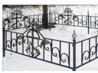 Красивые оградки, столики, лавочки, кресты.