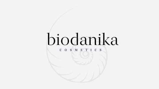 Фото №1 на стенде logotip-biodanika-naturalnaya-kosmetika. 685199 картинка из каталога «Производство России».