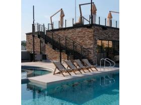 Кресло-шезлонг деревянный с мягким матрасом