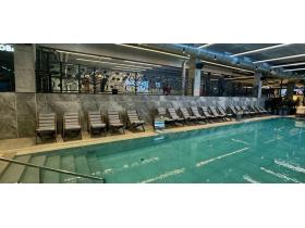 Кресло-шезлонг деревянный с мягким матрасом