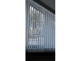 Вертикальные жалюзи с наклонным карнизом
