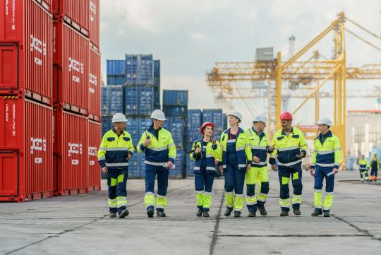 Фото №18 на стенде отгрузки на экспорт. 766971 картинка из каталога «Производство России».