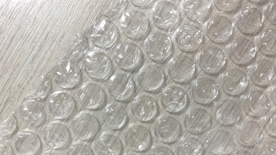 Фото 1 Прочная пузырчатая пленка для защиты грузов от ударов, влаги и пыли, рулон 1,2×100 м 2025