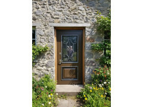 Дверь входная с ковкой в загородный дом