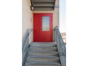 Противопожарные двери со стеклом