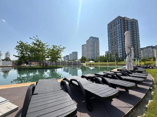 Фото 11 плитка из резиновой крошки 500х500х40 мм возле бассейна