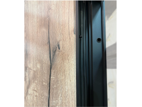 Квартирная дверь на петлях барк