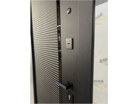 Квартирная дверь на петлях барк