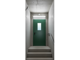 Металлическая противопожарная дверь с доводчиком