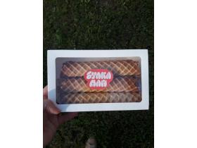 Вафельная трубочка с вареным сгущенным молоком.