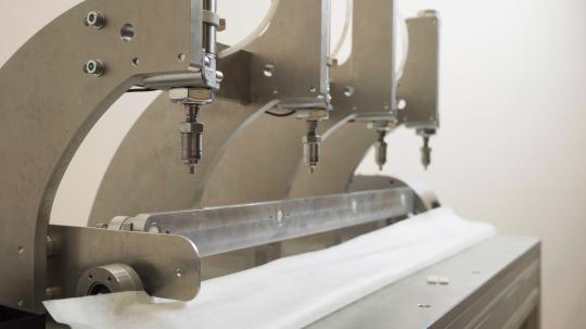 Фото 3 Станок установки клепок на одноразовые халаты